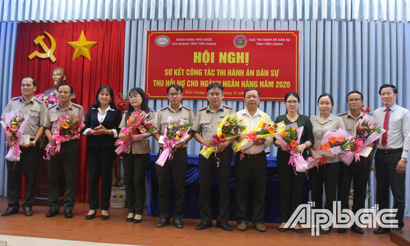 Đại diện NHNN Chi nhánh tỉnh Tiền Giang trao tặng thưởng cho các tập thể và cá nhân đã có thành tích xuất sắc trong công tác phối hợp THA thu hồi nợ cho ngành Ngân hàng năm 2020.