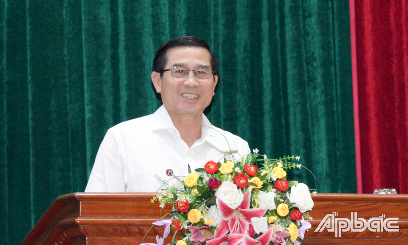 Đồng chí Lê Văn Hưởng phát biểu tại cuộc họp.
