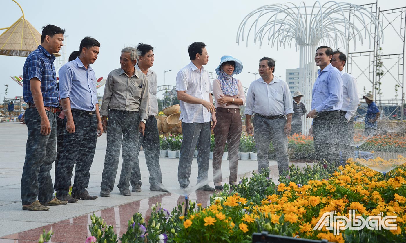Đồng chí Lê Văn Hưởng kiểm tra tiến độ thi công các hạng mục của Đường hoa Xuân Canh Tý 2020 tại Quảng trường Trung tâm tỉnh Tiền Giang.