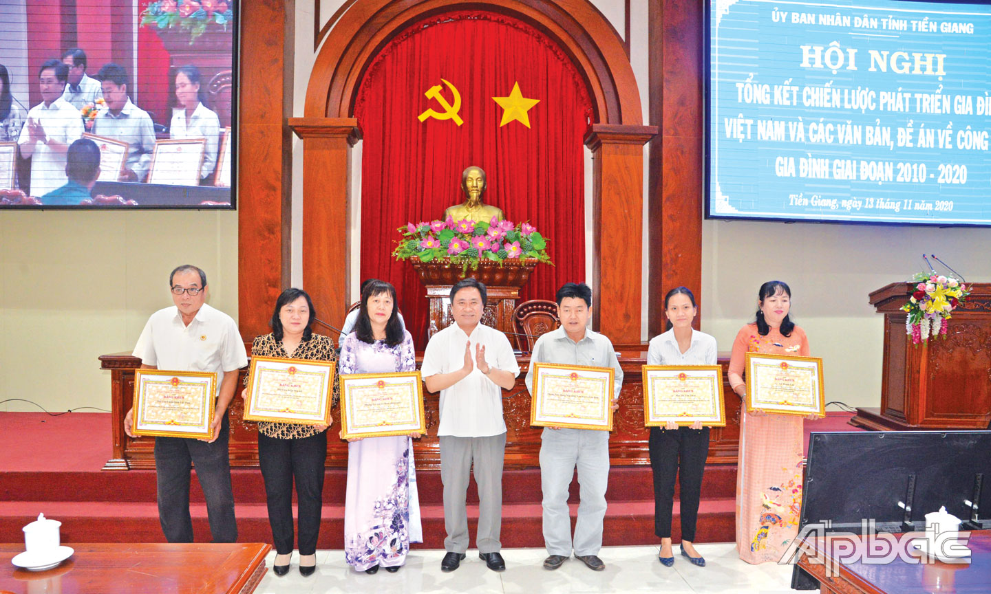 Phó Chủ tịch UBND tỉnh Trần Văn Dũng trao Bằng khen của UBND tỉnh cho các tập thể có thành tích xuất sắc trong 10 năm thực hiện công tác gia đình. Ảnh: THU HOÀI