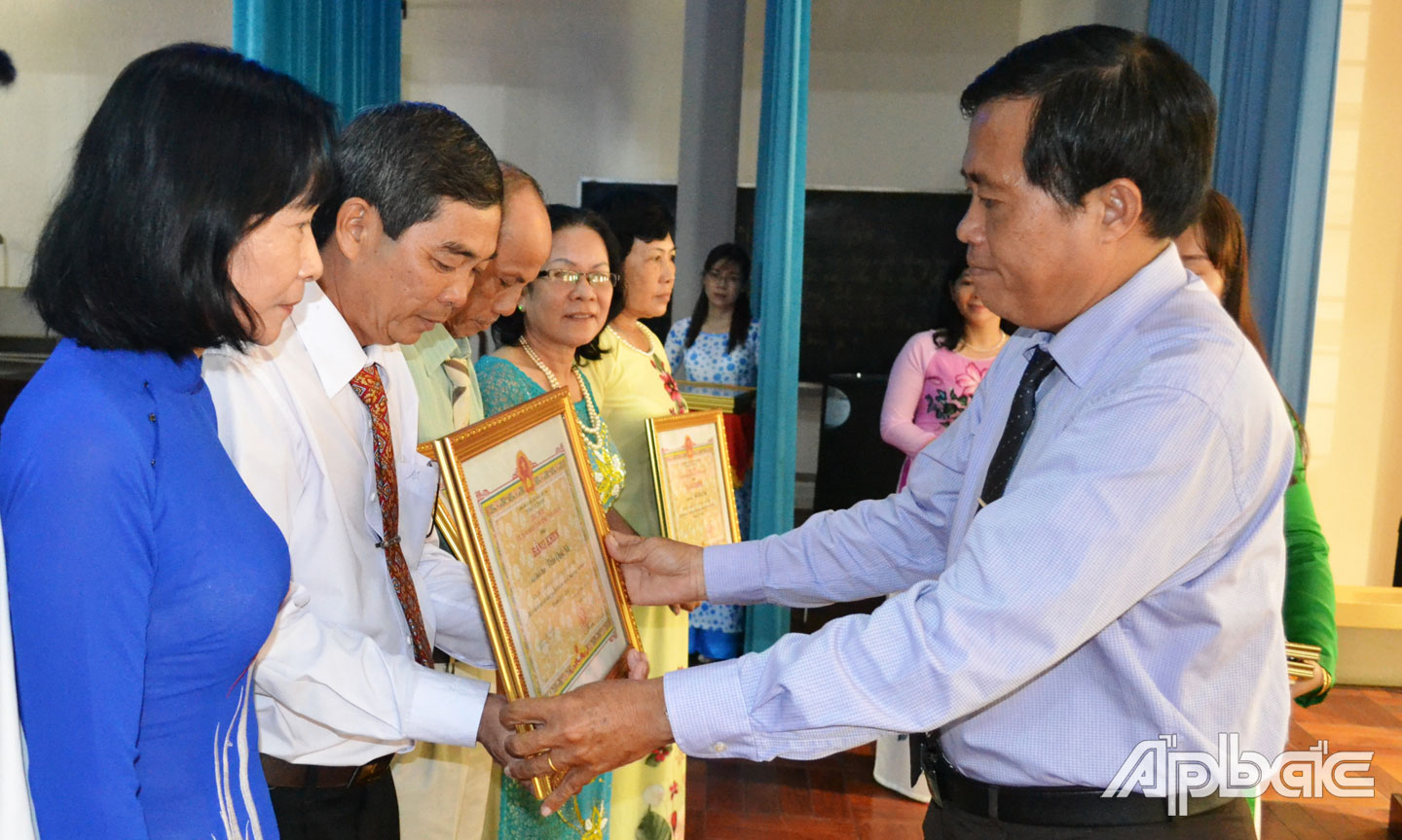  Giám đốc Sở VH-TT&DL Nguyễn Đức Đảm trao Bằng khen cho các gia đình văn hóa tiêu biểu nhiều năm liền.                                                                               Ảnh: THU HOÀI