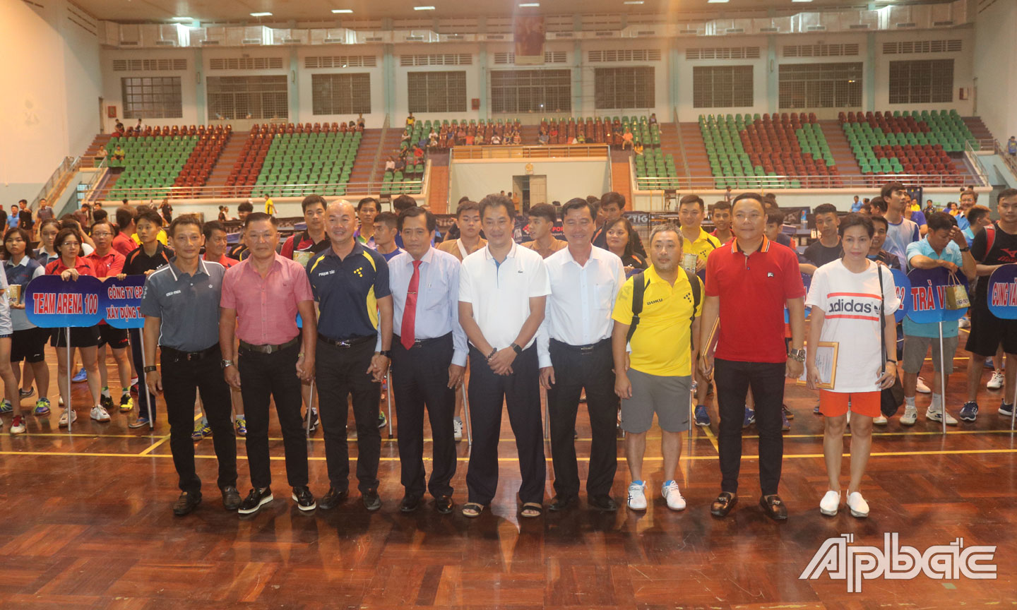 Ban Tổ chức chụp ảnh lưu niệm các VĐV tham dự Giải Bóng bàn Tiền Giang mở rộng lần thứ VI - 2019.