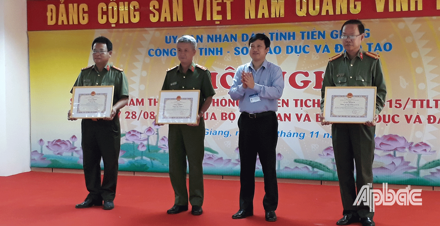 Gi ám đốc Sở GD-ĐT Lê Quang Trí tặng Giấy khen cho các cá nhân, tập thể. 