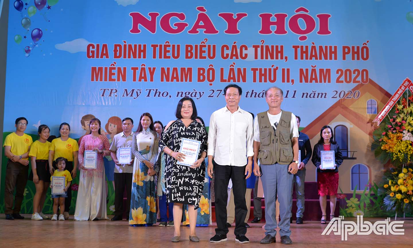 Đồng chí Nguyễn Kiều Linh trao giấy chứng nhận cho Gia đình của tỉnh Kiên Giang đạt giải Nhất phần thi Biểu diễn nghệ thuật.