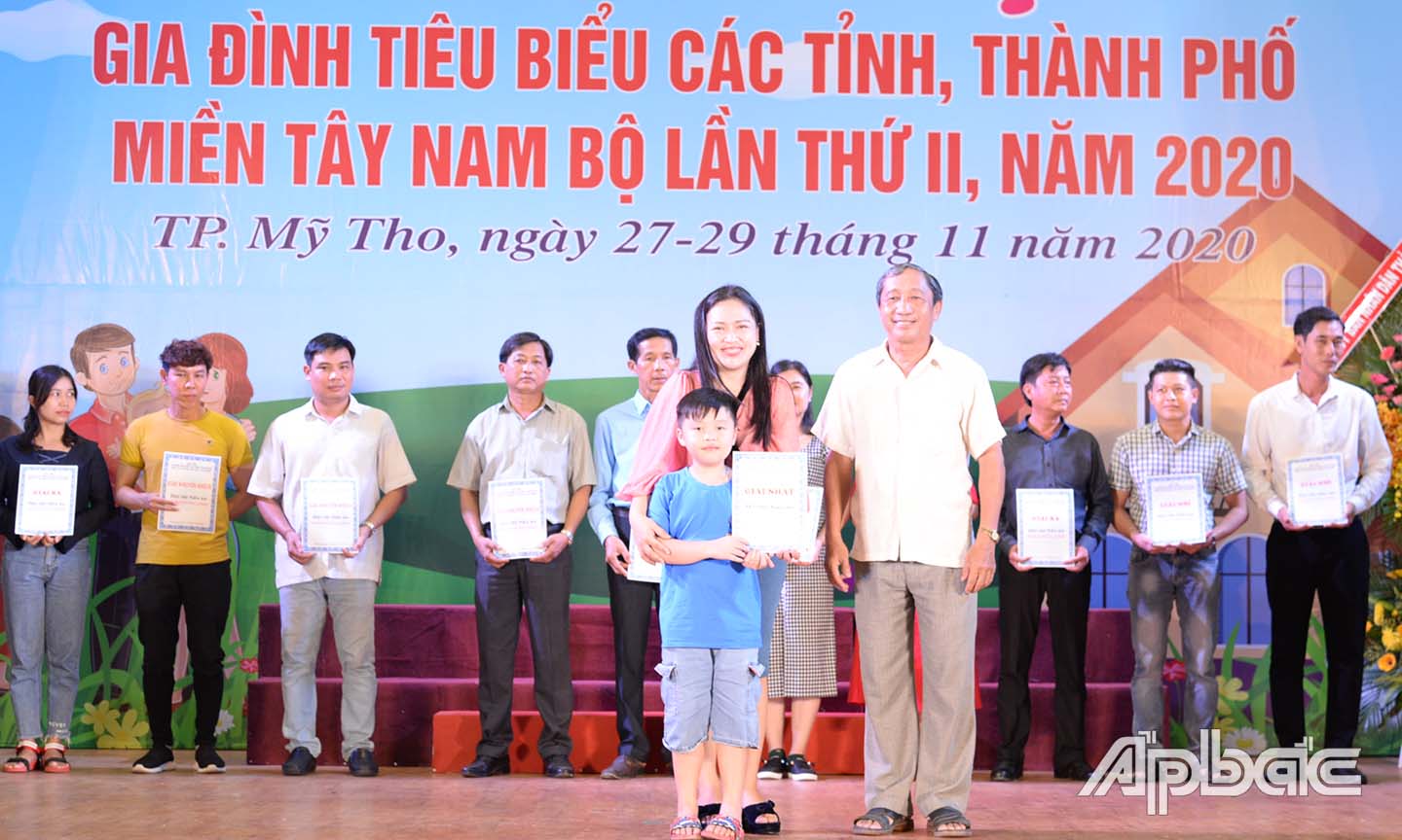 Đồng chí Nguyễn Ngọc Minh, Nguyên Giám đốc Sở VH-TT&DL trao giấy chứng nhận cho gia đình thuộc 
