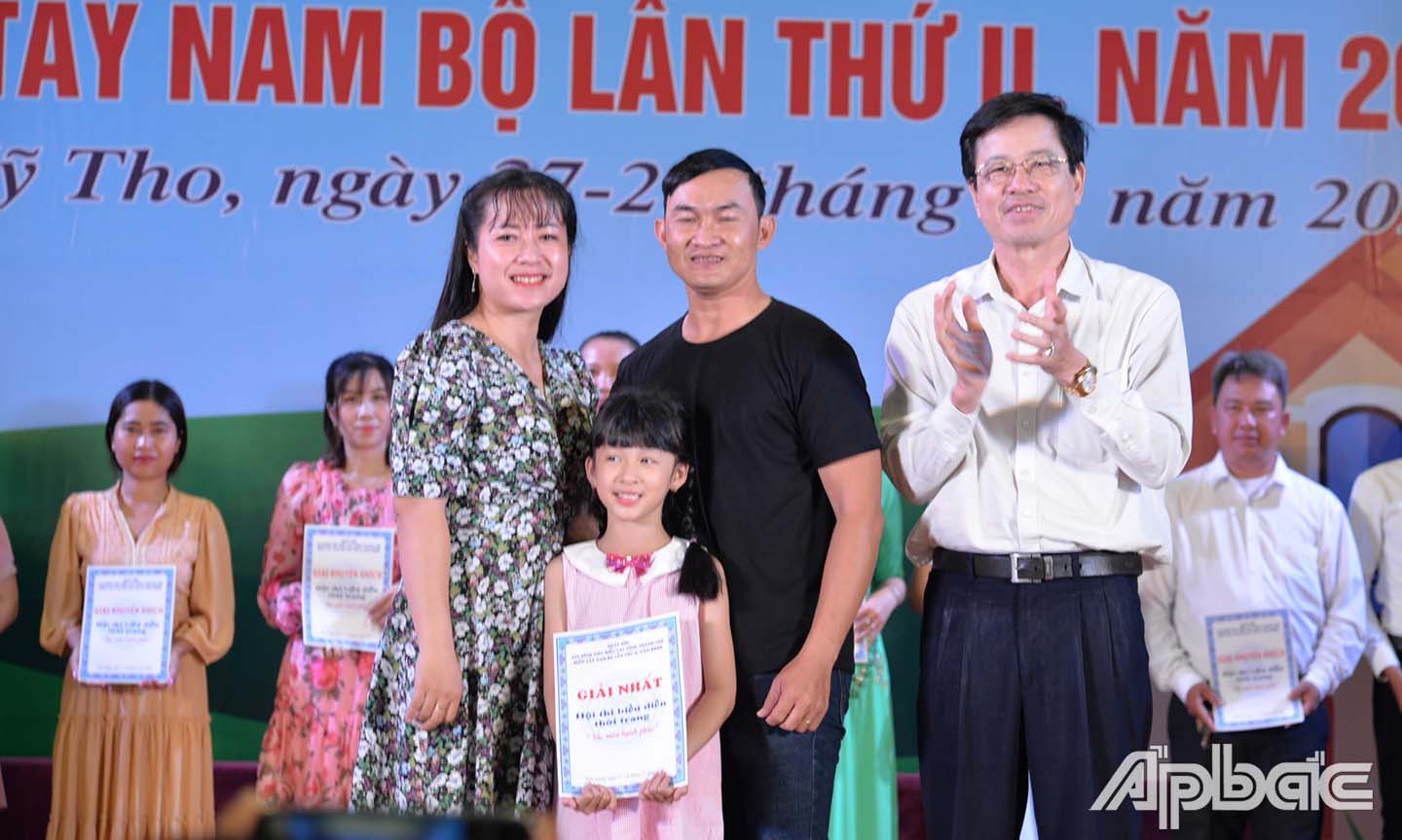 Đồng chí Lê Văn Dũng, Phó Giám đốc Sở VH-TT&DL trao giấy chứng nhận cho gia đình thuộc tỉnh Đồng Tháp đạt giải Nhất phần thi biểu diễn thời trang.