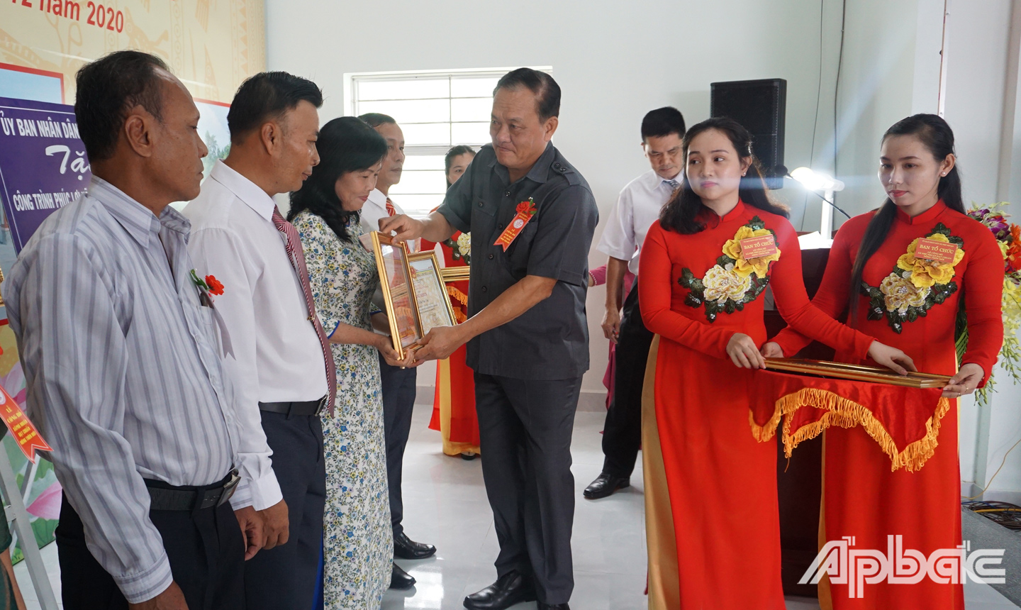 Đồng chí Lê Văn Nghĩa  tặng Bằng khen của UBND tỉnh cho các tập thể và cá nhân có nhiều thành tích trong xây dựng NTM của xã.