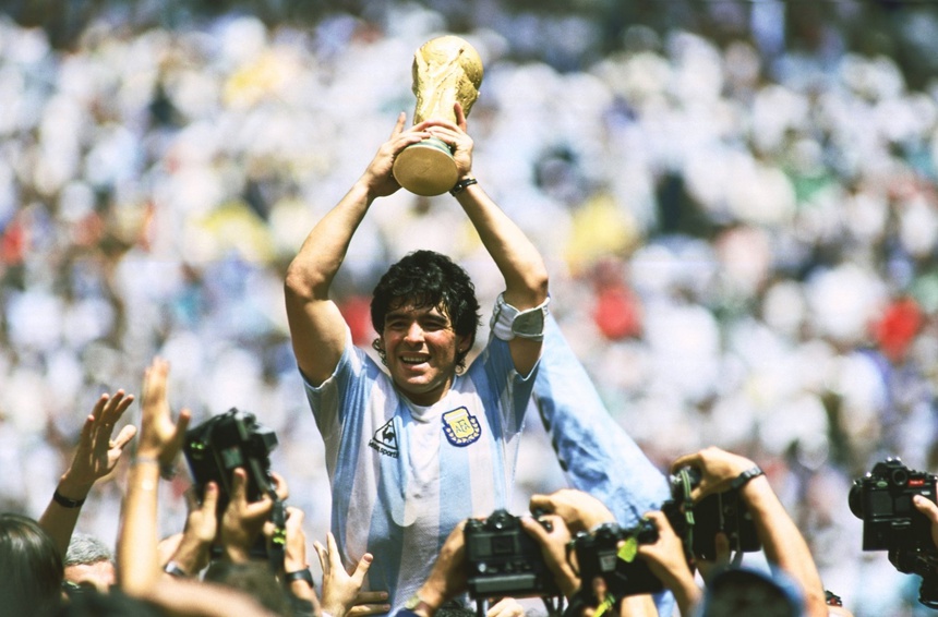Maradona cùng Argentina lên ngôi vô địch ở World Cup 1986. Ảnh: getty
