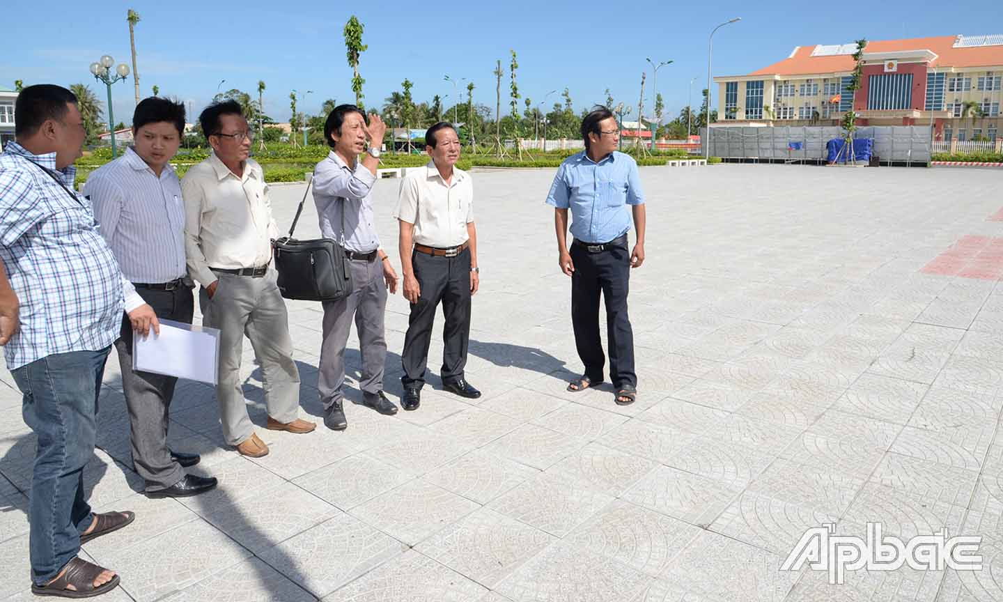 Các đại biểu khảo sát địa điểm dự kiến tổ chức Lễ Khai mạc tại Quảng trường Khu hành chính huyện Cai Lậy.