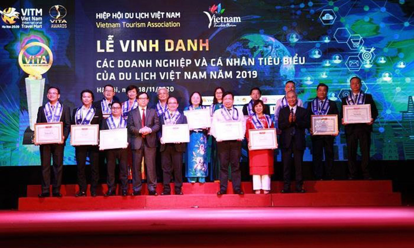 Ông Lê Hoàng Ân (đứng hàng 1, vị trí thứ 2 từ phải sang) đại diện Cty Cổ phần Du lịch An Giang nhận bằng khen của Hiệp hội Du lịch Việt Nam.