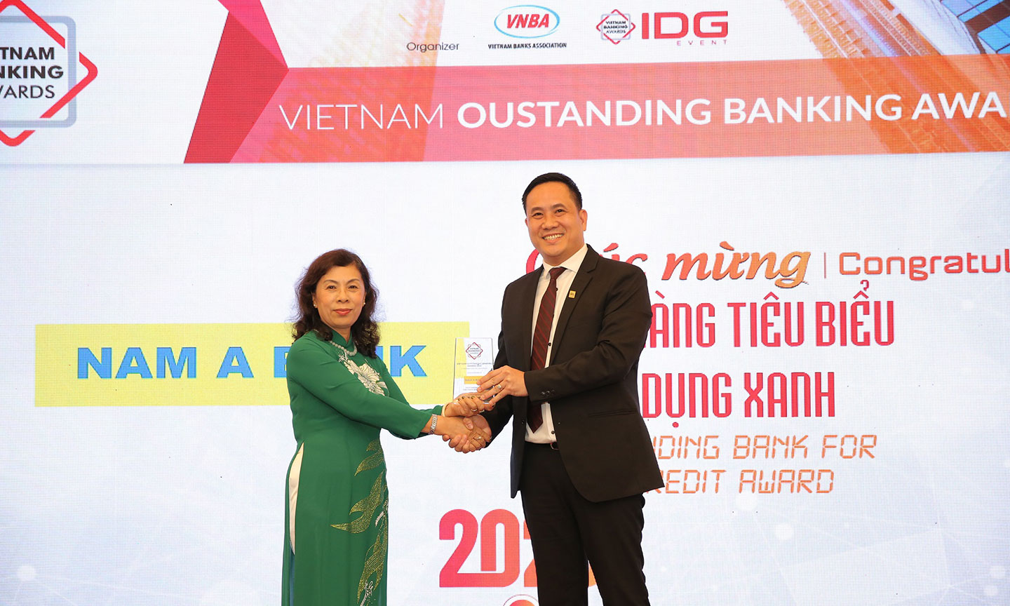 Bà Lê Thị Kim Xuân – Trưởng Văn phòng đại diện Hiệp hội Ngân hàng tại TP.HCM trao giải thưởng “Ngân hàng tiêu biểu về Tín dụng xanh” năm 2020 cho đại diện Nam A Bank – Ông Hà Huy Cường, Phó Tổng Giám đốc.
