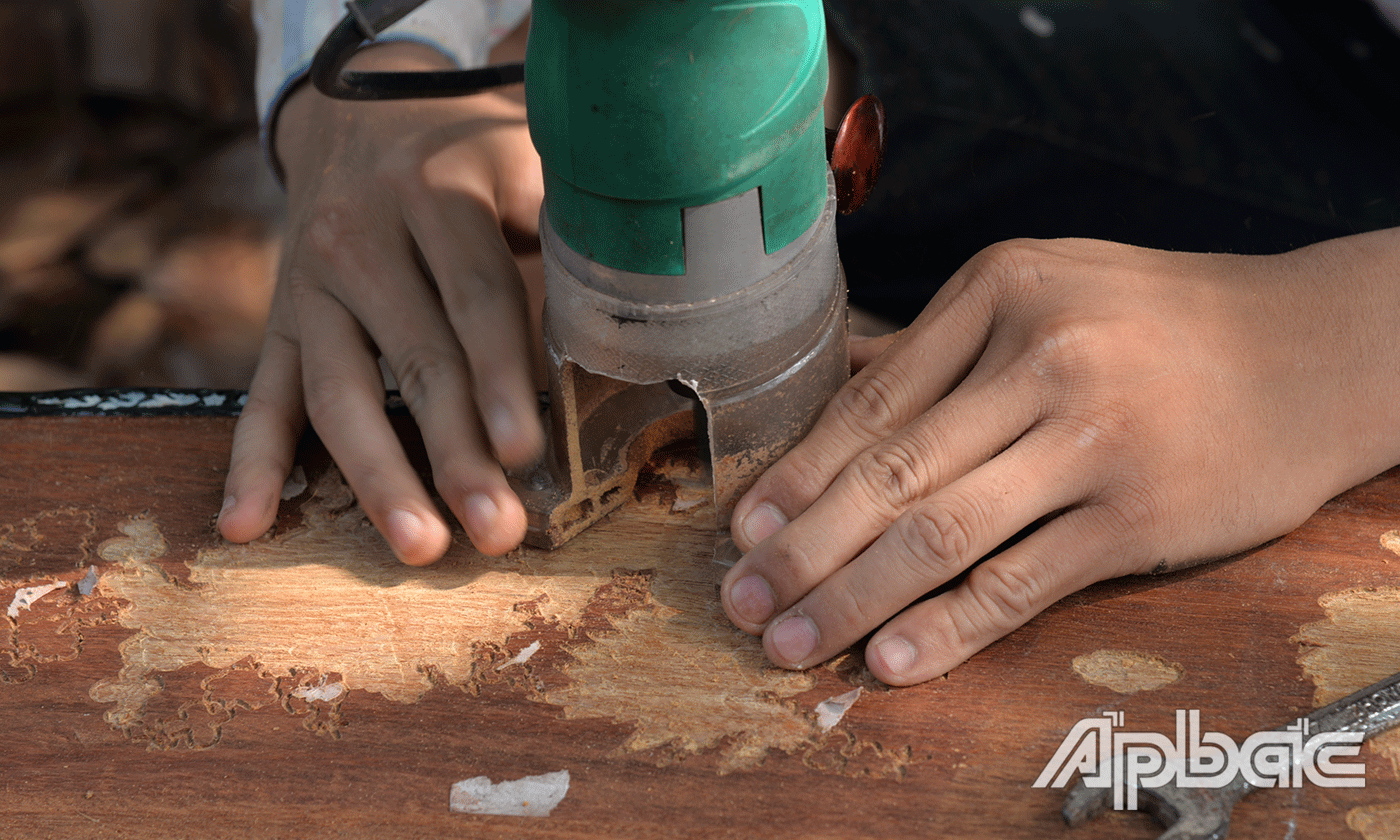 4.	Công đoạn thứ 3 là tạo hình hay còn gọi là “đục” hình lên thân gỗ. Ngày nay, ngày thợ dùng tay điều khiển máy đục. Tuy vậy, áp lực công việc cũng rất lớn, vì chỉ cần một sơ suất nhỏ sẽ làm hư mặt gỗ.