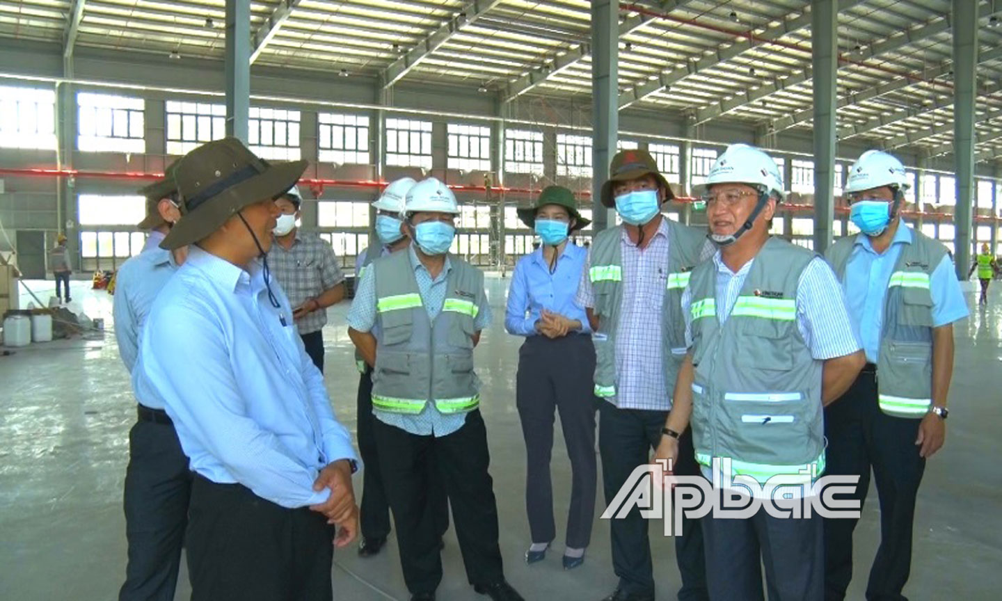 Phó Chủ tịch UBND tỉnh Tiền Giang Phạm Văn Trọng cùng lãnh đạo các sở, ngành và lãnh đạo địa phương khảo sát cụm công nghiệp Gia Thuận 1 đang xây dựng tại huyện Gò Công Đông.