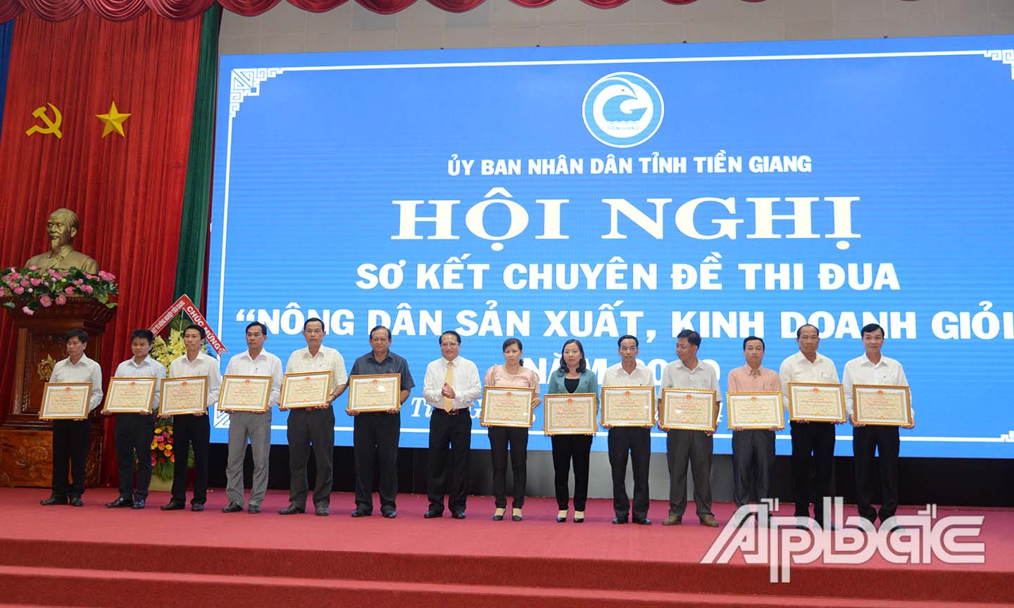 Đồng chí Phạm Văn Trọng trao bằng khen UBND tỉnh cho các tập thể.