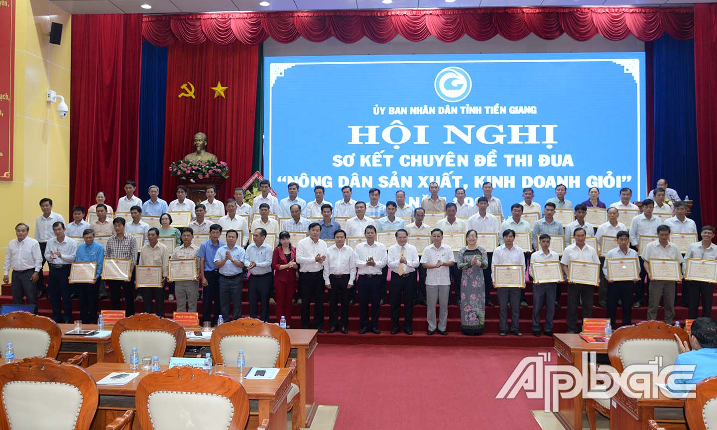 Đồng chí Phạm Văn Trọng trao bằng khen của UBND tỉnh cho các cá nhân.