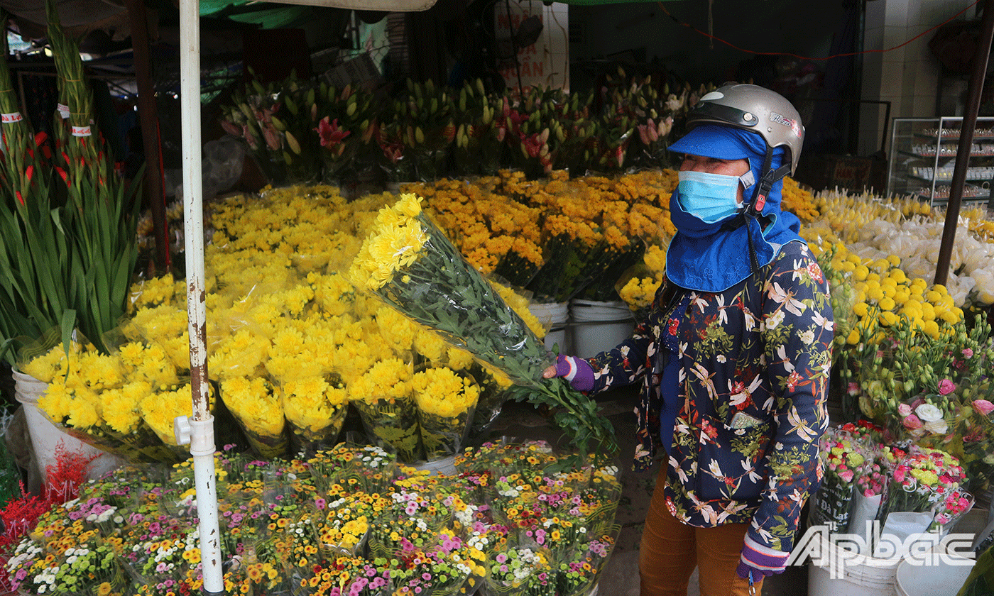 Khách hàng tìm mua hoa tại chợ Thạnh Trị, TP. Mỹ Tho