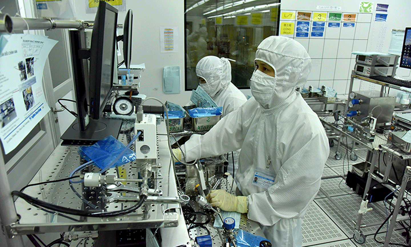 Công nhân làm việc tại Khu công nghiệp VSIP Bắc Ninh được trang bị đồ bảo hộ chống dịch Covid-19, bảo đảm hoạt động sản xuất. Ảnh: Thanh Trúc