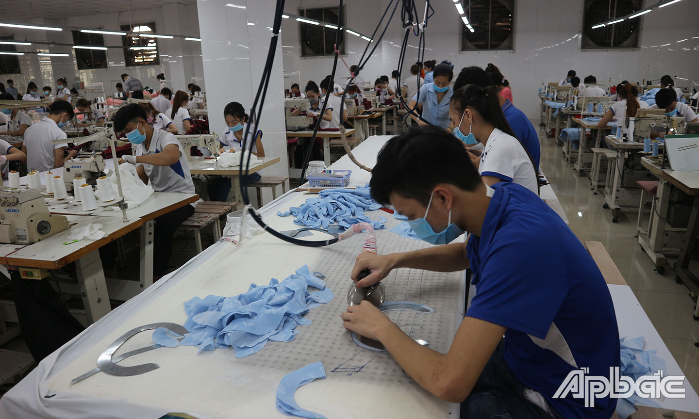 Công ty TNHH Sản xuất - Thương mại - Dịch vụ Hoan Vinh nhận thêm các đơn hàng như khẩu trang, bảo hộ y tế, gia công các sản phẩm may mặc… để công nhân không bị mất việc làm. (ảnh chụp trước ngày 12-6-2021)