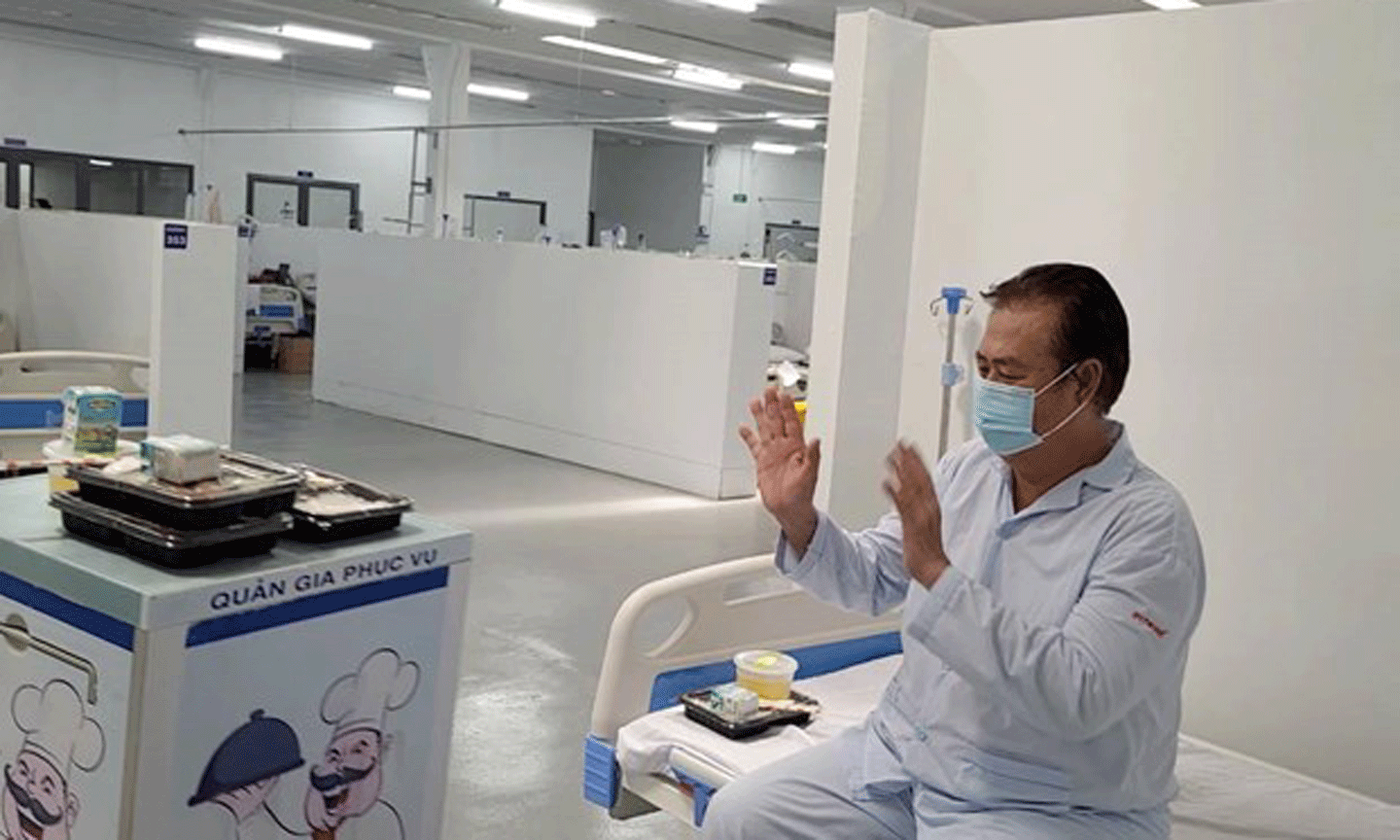 Bệnh nhân mắc COVID-19 nhận cơm từ robot tại Trung tâm Hồi sức tích cực điều trị bệnh nhân COVID-19 của Bệnh viện Trung ương Huế tại Thành phố Hồ Chí Minh. (Ảnh: PV/Vietnam+)