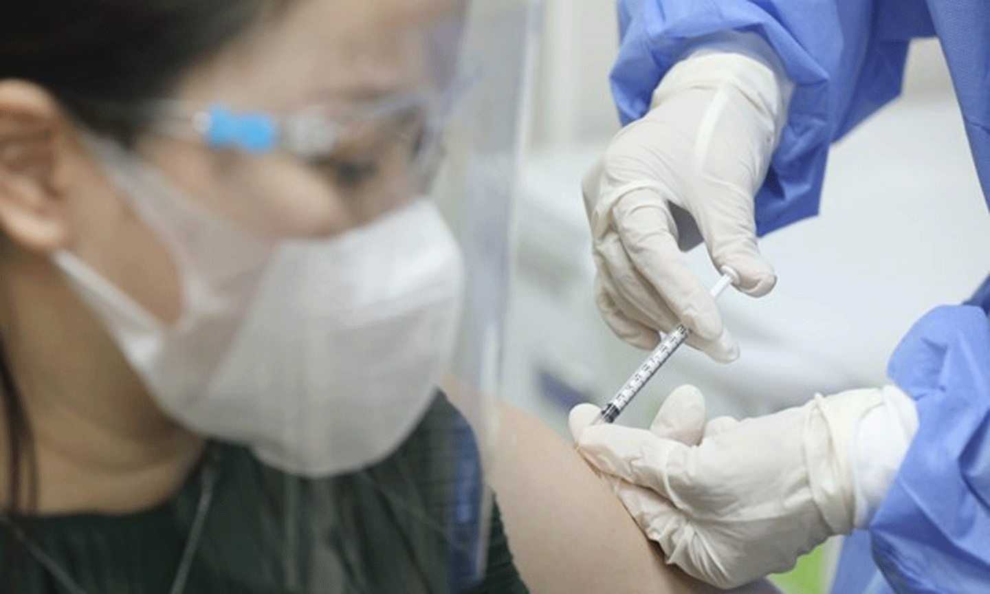 Nhân viên y tế tiêm vaccine phòng COVID-19 cho sản phụ tại điểm tiêm chủng Bệnh viện Phụ sản Hà Nội. (Ảnh: Minh Quyết/TTXVN)
