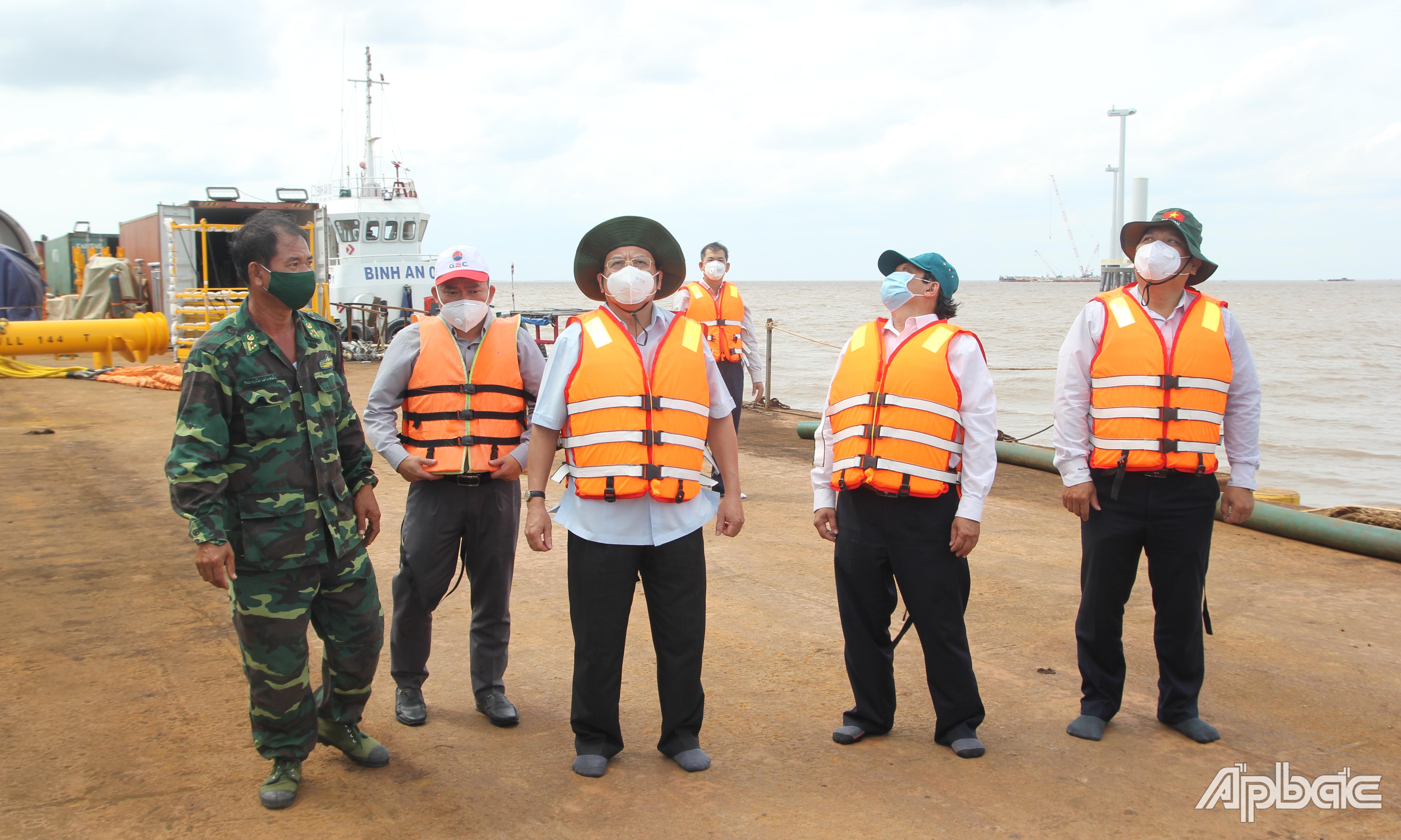 Đoàn công tác số 4 của Trung tâm Chỉ huy phòng, chống dịch Covid-19 tỉnh Tiền Giang kiểm tra Dự án Điện gió Tân Phú Đông 2.