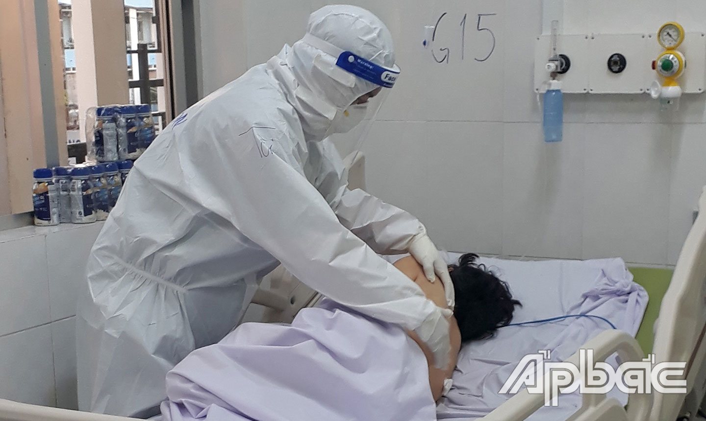 Các cơ sở điều trị có thể tập trung nguồn lực chăm sóc F0 nặng và rất nặng khi được giảm tải bằng cách quản lý điều trị F0 triệu chứng nhẹ và không triệu chứng tại nhà. (Ảnh chụp tại Trung tâm Hồi sức bệnh nhân Covid-19 tỉnh Tiền Giang).