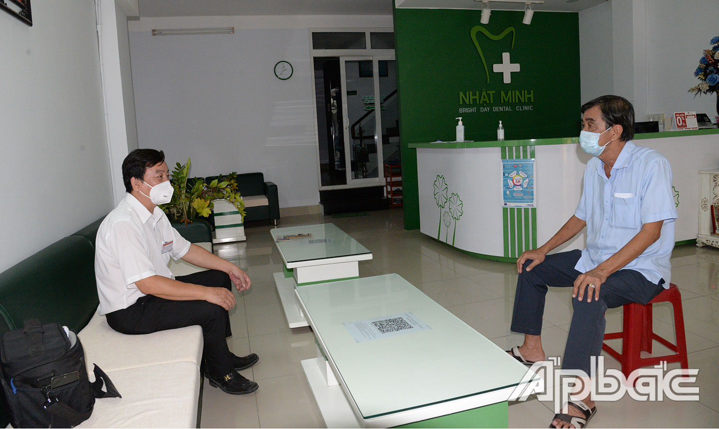 Bác sĩ chuyên khoa 1 Nguyễn Văn Trạng đến thăm hỏi ông Lâm Anh Tuấn (phải).