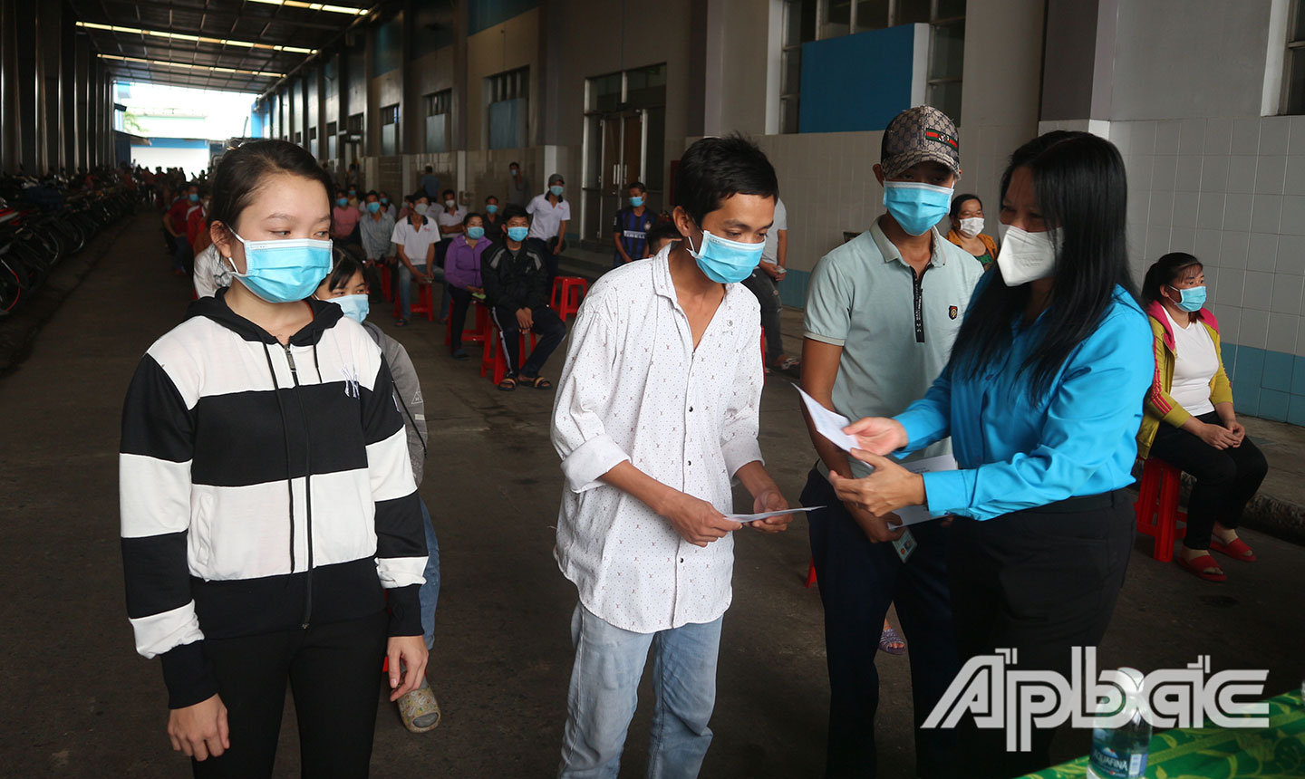 Đồng chí Nguyễn Thị Thùy Dương trao hỗ trợ kinh phí cho đoàn viên, người lao động là F0 đã khỏi bệnh tại Công ty CP Gò Đàng.