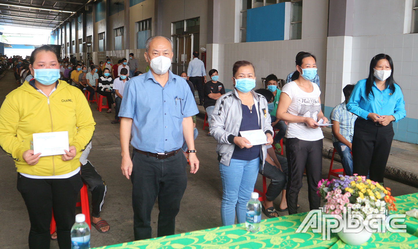 Đoàn viên, người lao động F0 đã khỏi bệnh tại Công ty CP Gò Đàng nhận hỗ trợ kinh phí từ Công đoàn các Khu công nghiệp tỉnh.