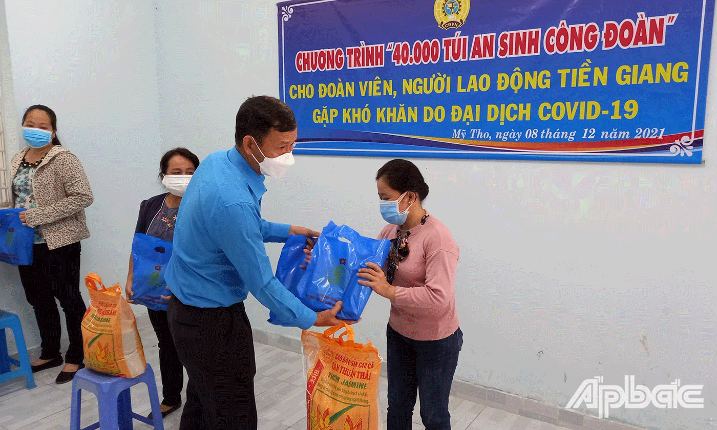đồng chí Hoàng Khắc Tinh Phó Chủ tịch Liên đoàn Lao động tỉnh Tiền Giang trao tặng 