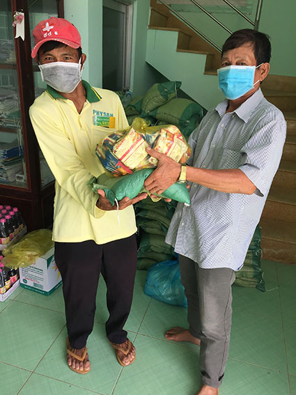 Phó Chủ tịch Hội NNCĐDC huyện Gò Công Đông Nguyễn Văn Hùng trao quà cho nạn nhân da cam ở ấp Ruộng Cạn, xã Bình Nghị.