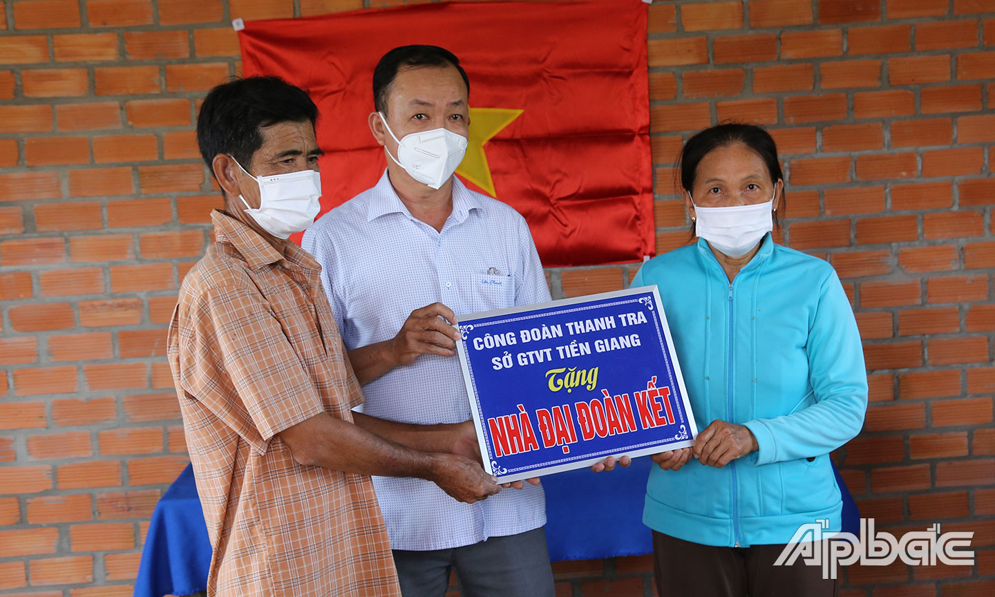 Công đoàn cơ sở Thanh tra Sở Giao thông vận tải tỉnh Tiền Giang trao tặng kinh phí hỗ trợ xây dựng nhà cho hộ gia đình nghèo Nguyễn Văn Bảy.