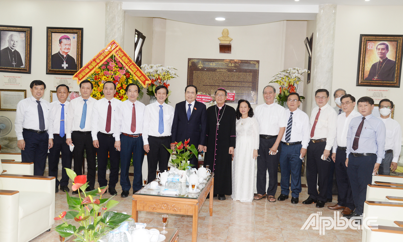 Các đồng chí lãnh đạo trung ương và tỉnh Tiền Giang chúc mừng giáng sinh tại Tòa Giám mục giáo phận Mỹ Tho