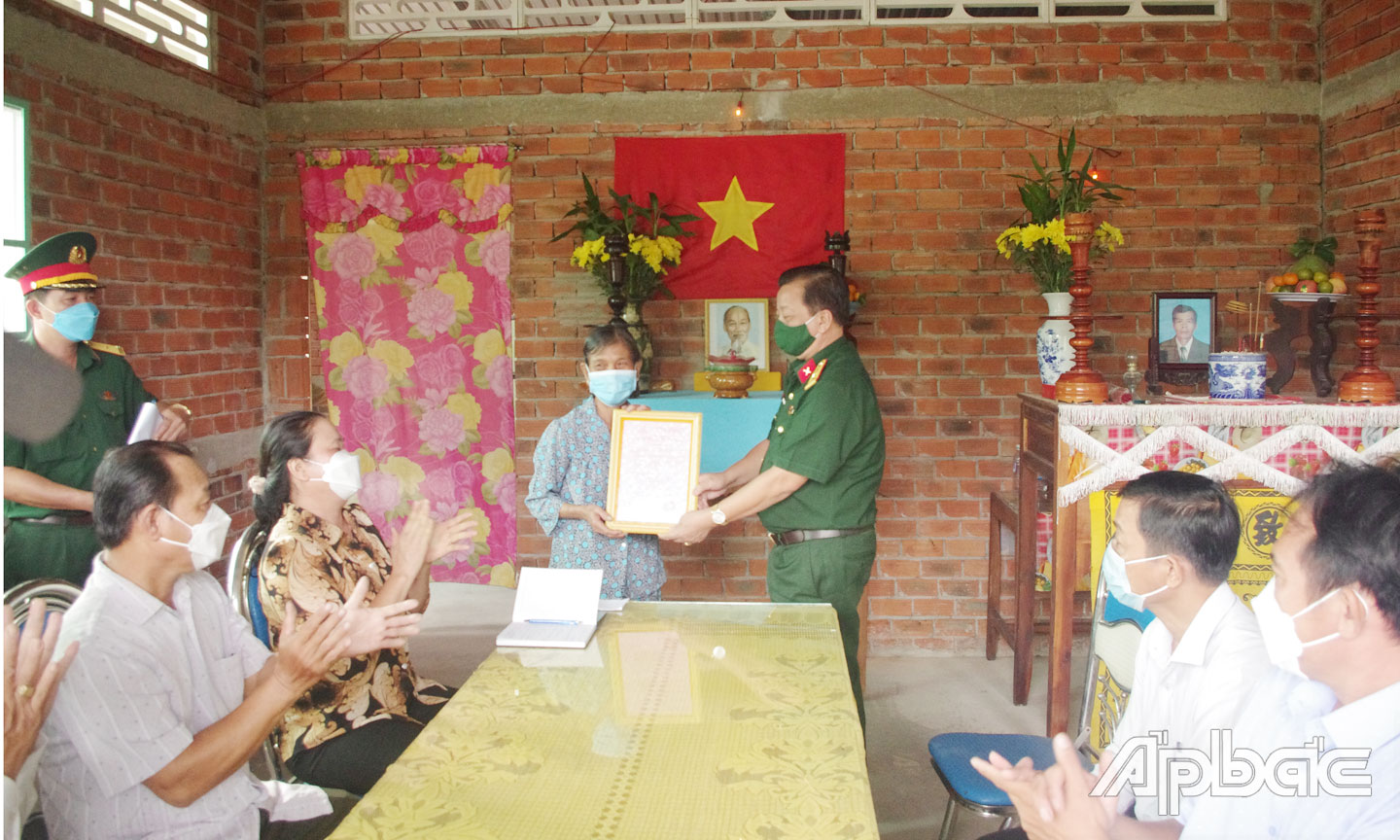 Đại tá Huỳnh Ngọc Huệ, Phó Chính ủy Bộ Chỉ huy Quân sự tỉnh trao Quyết định tặng nhà “Tình đồng đội” cho đồng chí Nguyễn Thị Bé.