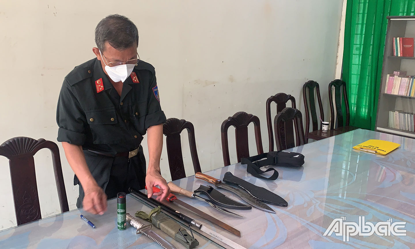 Thượng tá Nguyễn Văn Dân kiểm tra các vũ khí nguy hiểm.