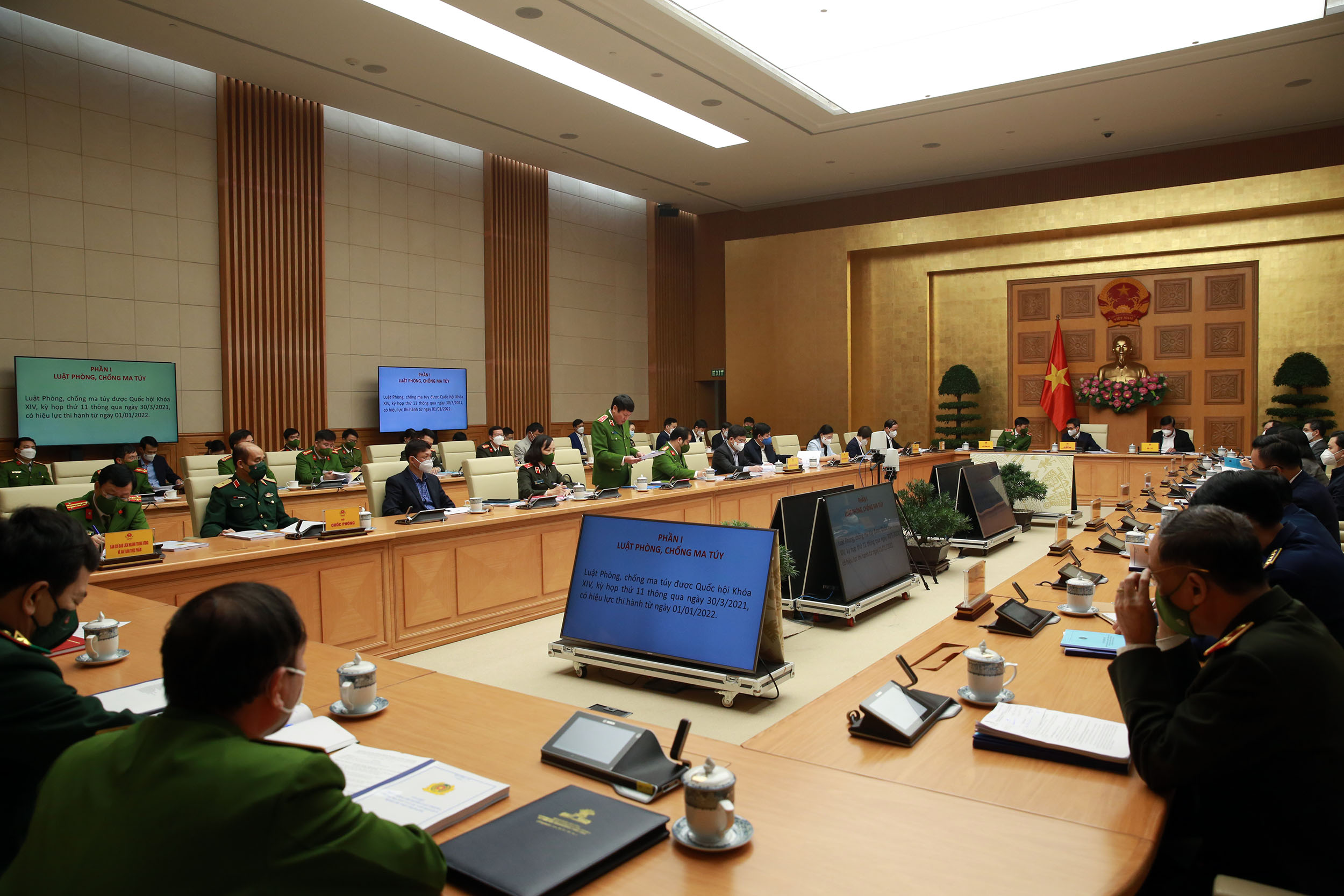 Thiếu tướng Nguyễn Văn Viện, Cục trưởng Cục Cảnh sát điều tra tội phạm ma tuý trình bày nội dung cơ bản của Luật Phòng, chống ma tuý 2021. Ảnh: VGP/Đình Nam