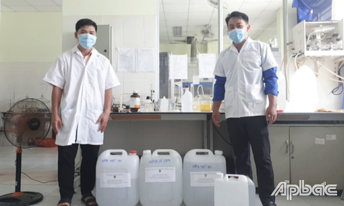 Pha chế hàng trăm lít nước sát khuẩn tặng lực lượng chống dịch.