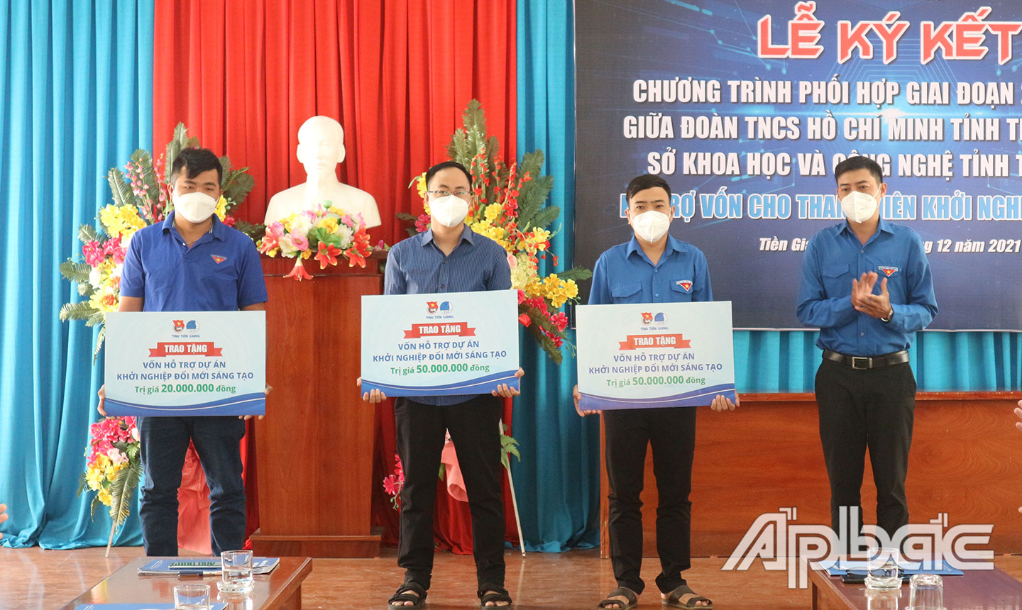 Bí thư Tỉnh đoàn Nguyễn Quang Minh trao vốn hỗ trợ cho 3 TN khởi nghiệp. 