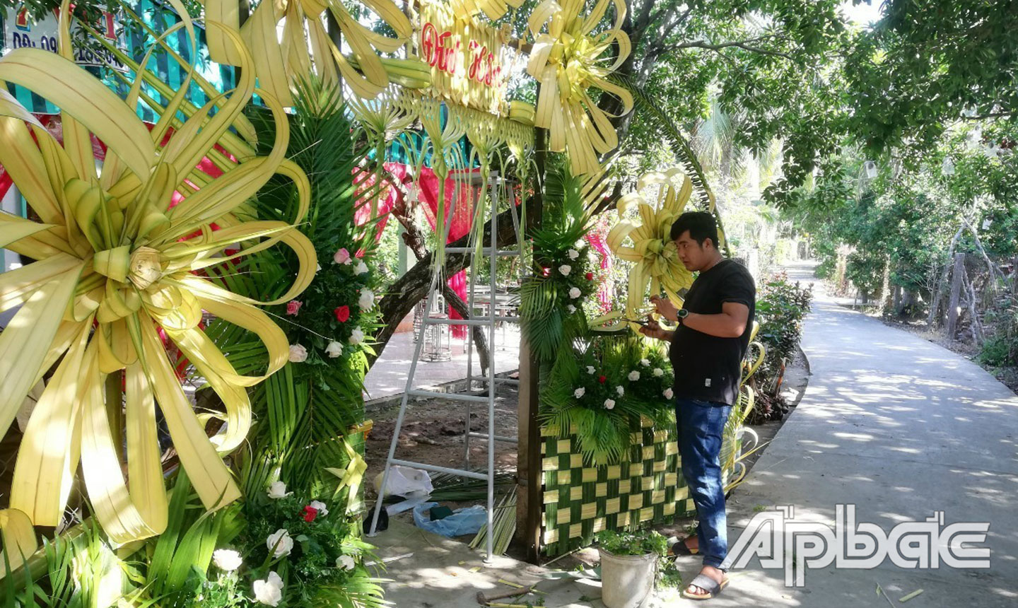 Anh Nguyễn Ngọc Sang (xã Vĩnh Kim, huyện Châu Thành) cùng một số TN địa phương đã khởi nghiệp với Dự án “Cổng cưới lá dừa, long phụng”.