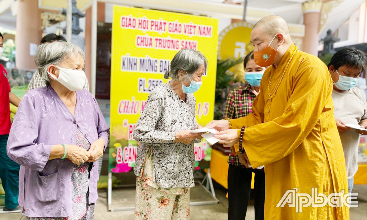 Thượng tọa Thích Quảng Lộc, Phó Trưởng Ban Trị sự Phật giáo tỉnh trao quà cho người dân đang gặp khó khăn