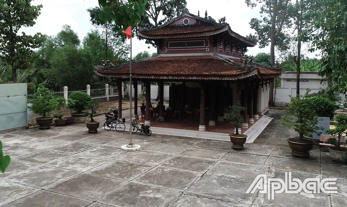 Khu Đền thờ Anh hùng dân tộc  Thủ Khoa Nguyễn Hữu Huân  ở ấp Hòa Quới, xã Hòa Định,  huyện Chợ Gạo.