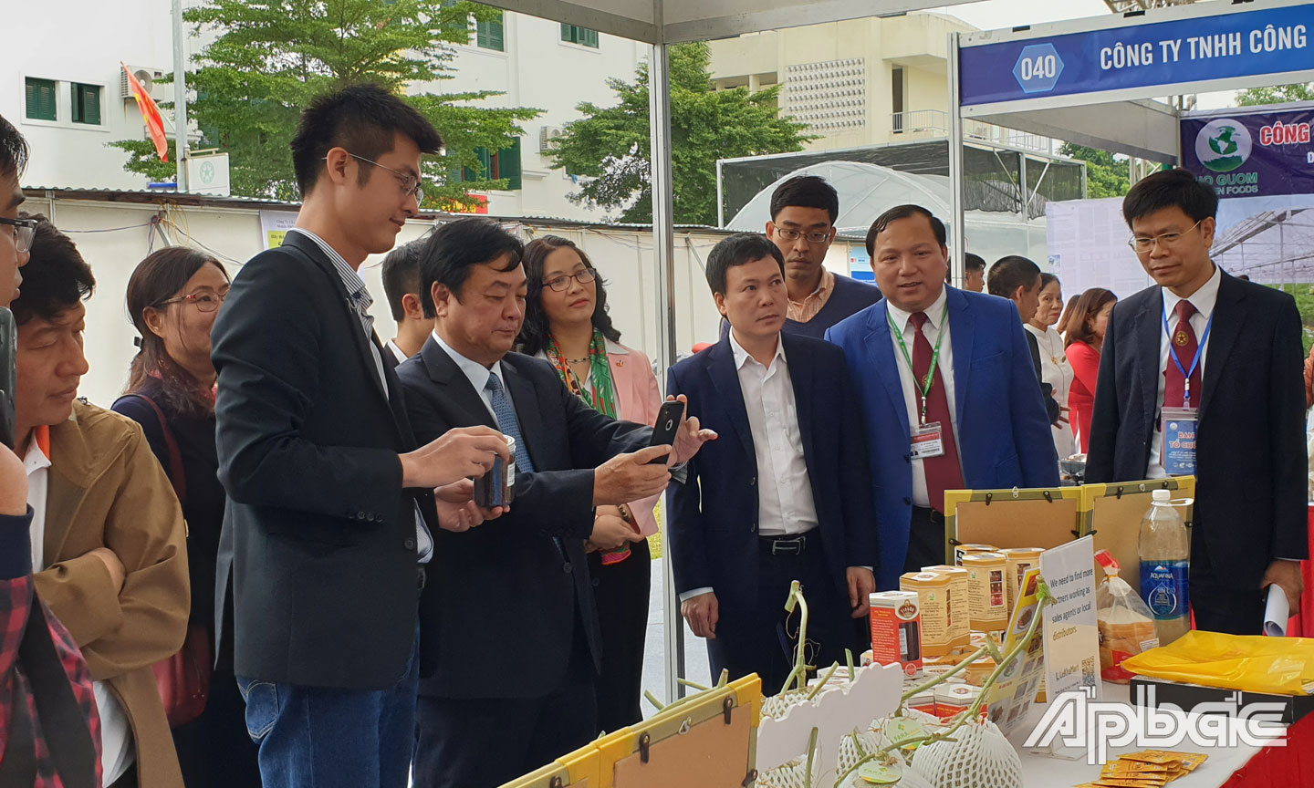 Lãnh đạo Bộ Nông nghiệp và Phát triển nông thôn tham quan gian hàng của LeKhaMart tại Hội nghị Xúc tiến thương mại được tổ chức tại TP. Hà Nội.