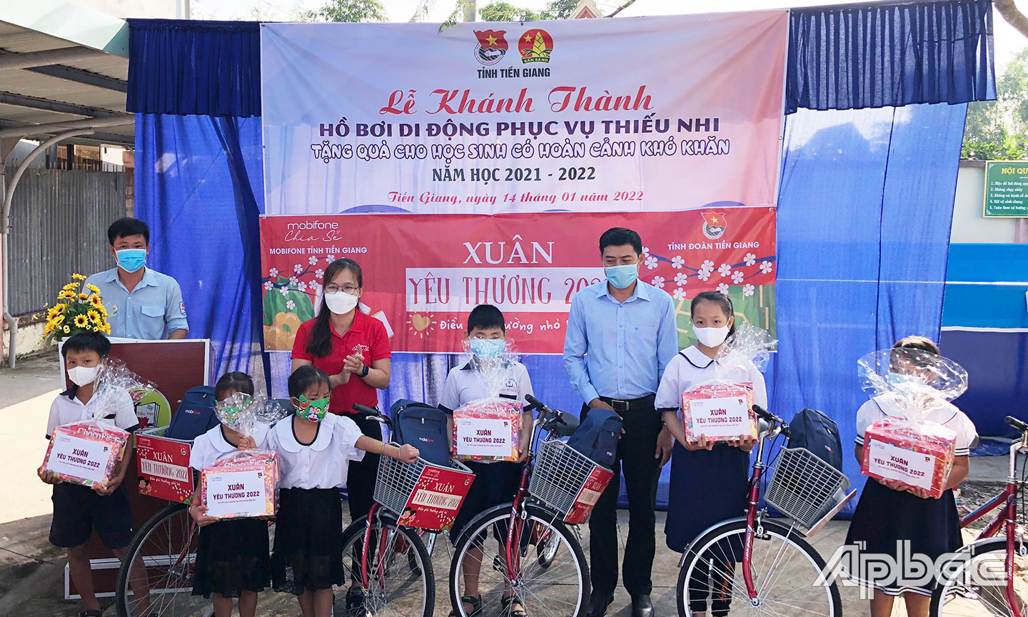 Hội đồng Đội tỉnh trao tặng xe đạp cho các em học sinh khó khăn.