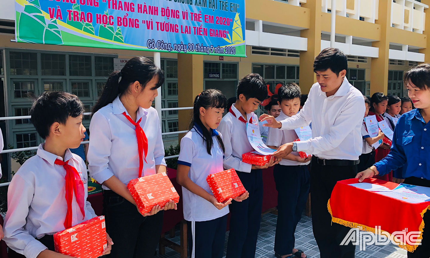 Bí thư Tỉnh đoàn, Chủ tịch Hội đồng Đội tỉnh Nguyễn Quang Minh trao học bổng “Vì tương lai Tiền Giang” cho các em học sinh trên địa bàn TX. Gò Công.
