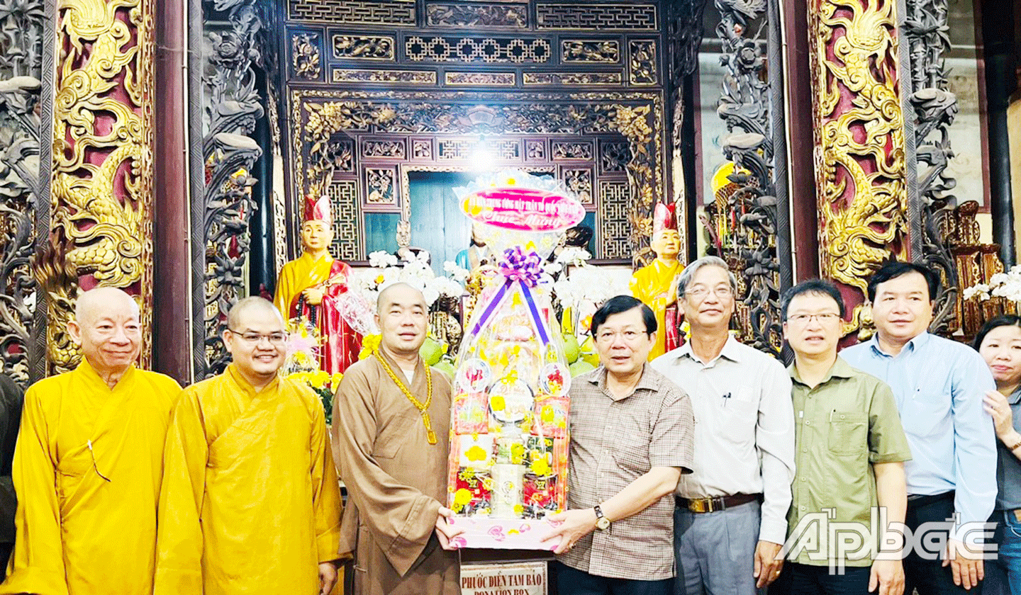 Sau buổi làm việc với Ủy ban MTTQ tỉnh Tiền Giang, đoàn công tác cuaa3 Ủy ban Trung ương MTTQVN đã đến thăm và chúc mừng Ban Trị sự Phật giáo tỉnh nhân mùa an cư kiết hạ