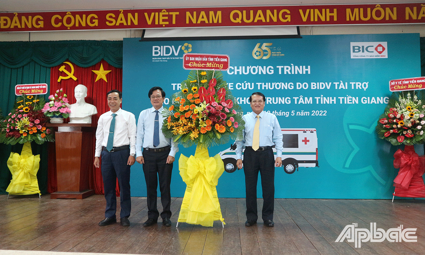 đồng chí: Phạm Văn Trọng Phó Chủ tịch UBND tỉnh Tiền Giang tặng hoa cho 