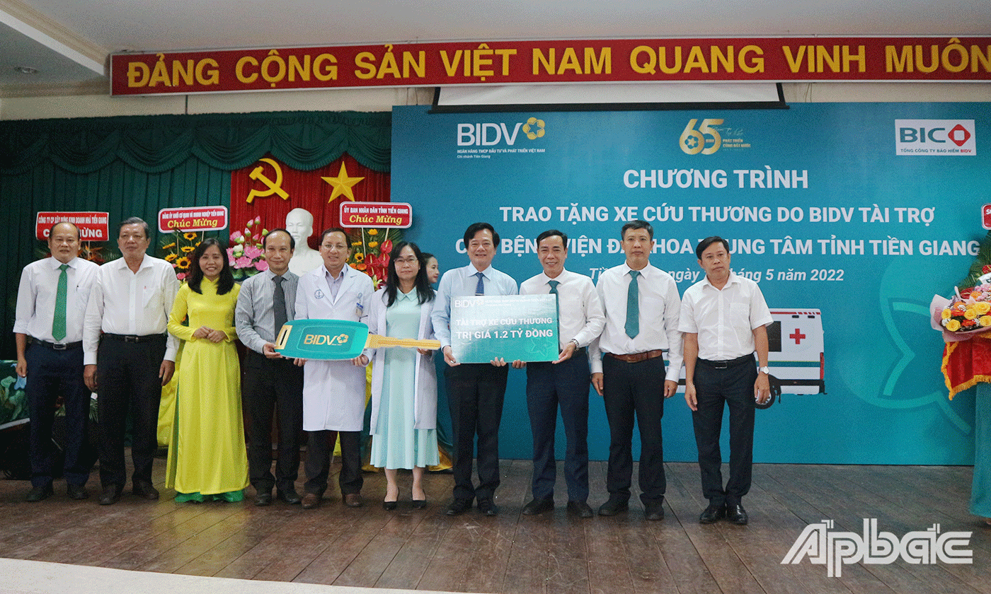 Lãnh đạo Ngân hàng BIDV Chi nhánh Tiền Giang trao biểu trưng, chìa khóa xe cho Bệnh viện Đa khoa Trung tâm Tiền Giang