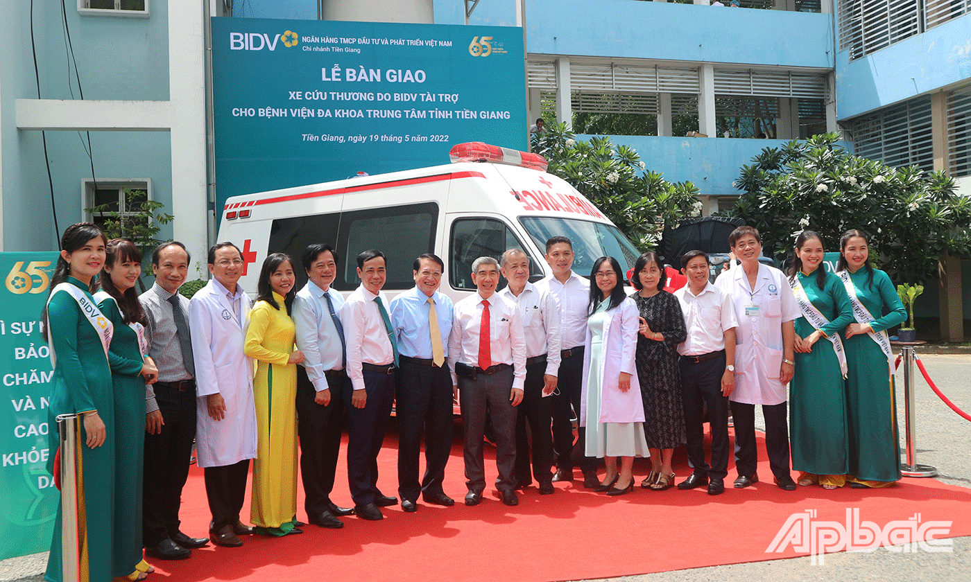 Ngân hàng BIDV Chi nhánh Tiền Giang trao tặng xe cứu thương cho Bệnh viện Đa khoa Trung tâm Tiền Giang