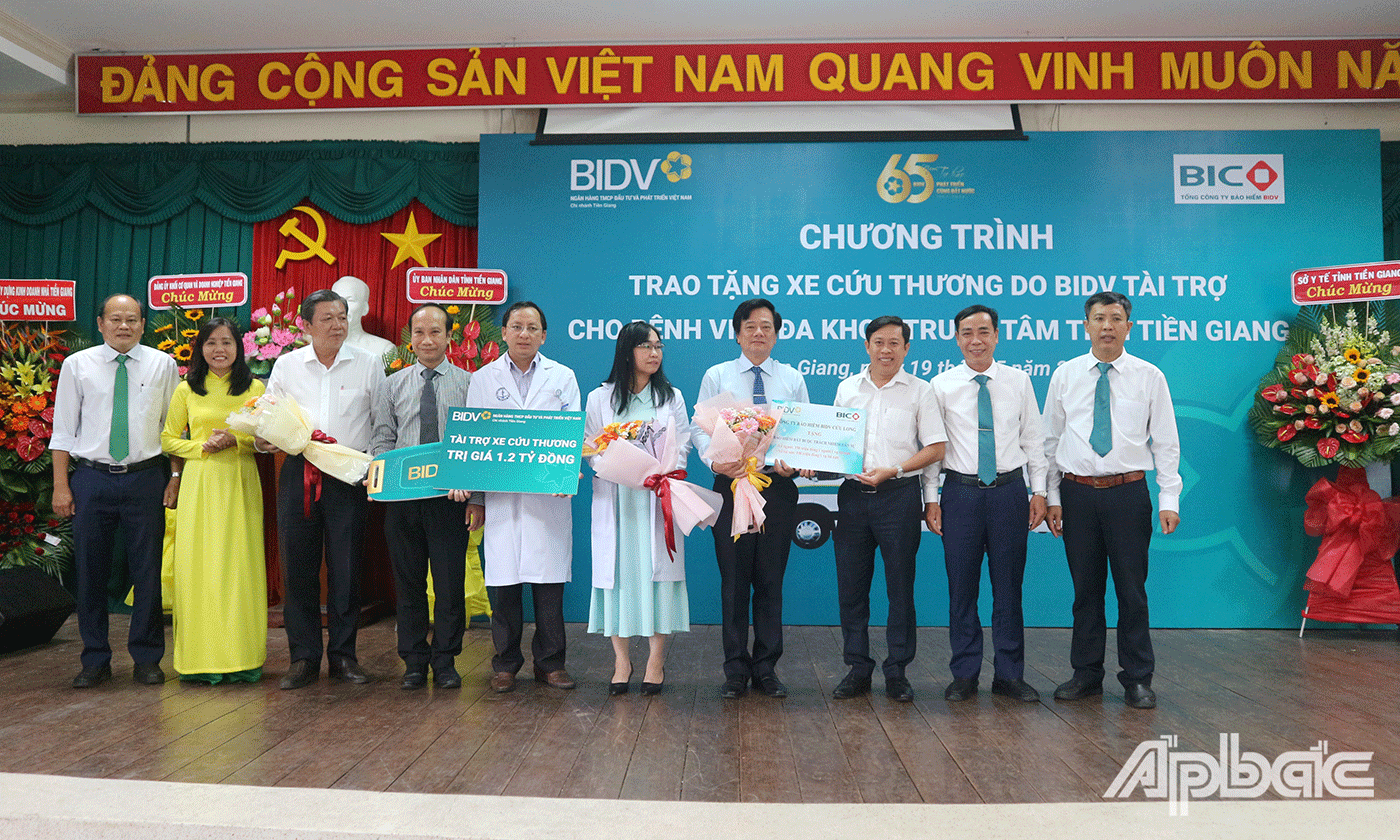 Ban Giám đốc BIC Cửu Long tặng bảo hiểm bắt buộc trách nhiệm dân sự cho Bệnh viện Đa khoa Trung tâm Tiền Giang. 