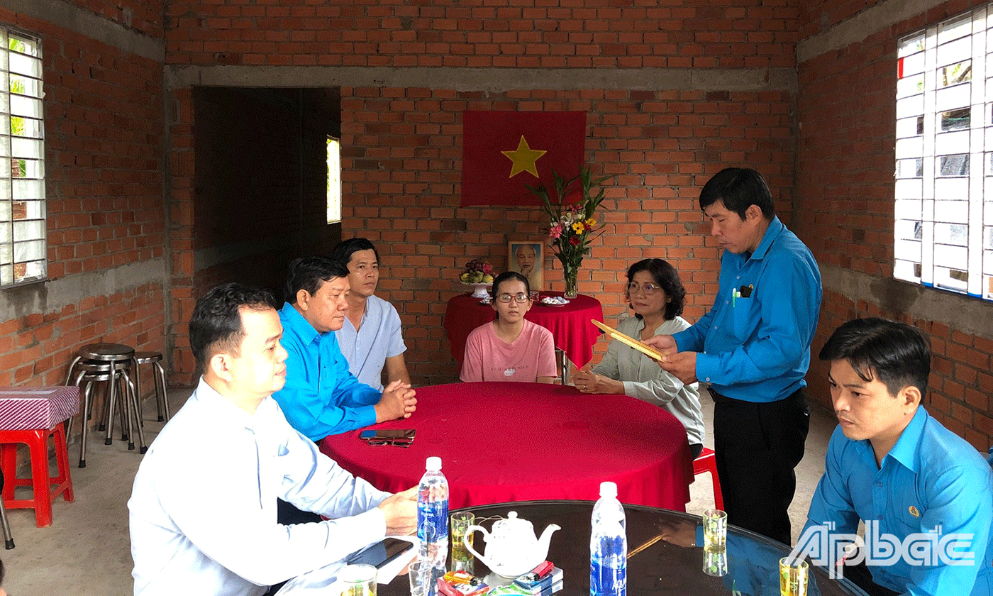 bàn giao cho chị Lương Thị Thu Ngân đoàn viên, công nhân Công ty Cổ phần xuất nhập khẩu Thực phẩm Á Châu.